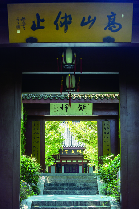 杭州西湖畔万松书院旁有一条隐秘又浪漫的白蛇桥