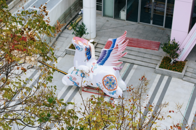 这座花灯的灵感,源自敦煌壁画中独一无二的“天马”形象。天马作为敦煌文化中古代四大瑞兽之一,在《史记》《水经注》等典籍中早有记载,是祥瑞、天命与强健精神的象征。 配图3