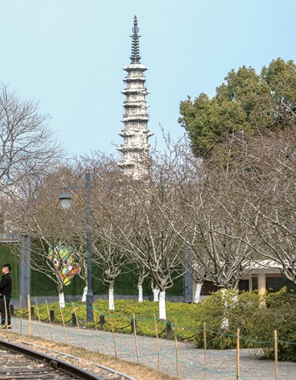 白塔公园,白塔与铁轨。