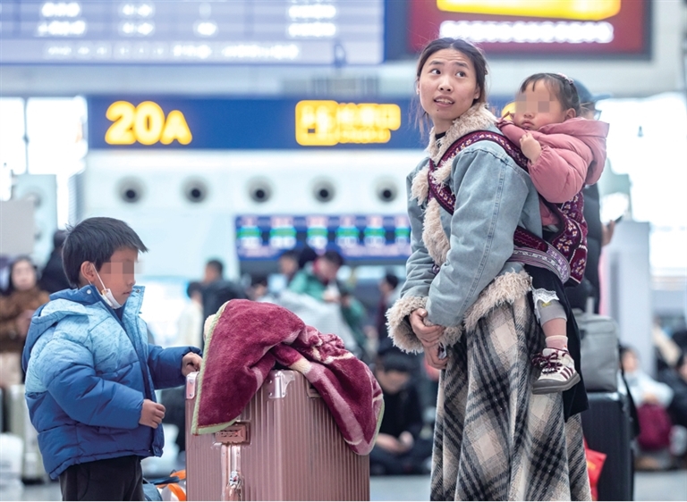 杭州东站,旅客在候车厅里等候上车。