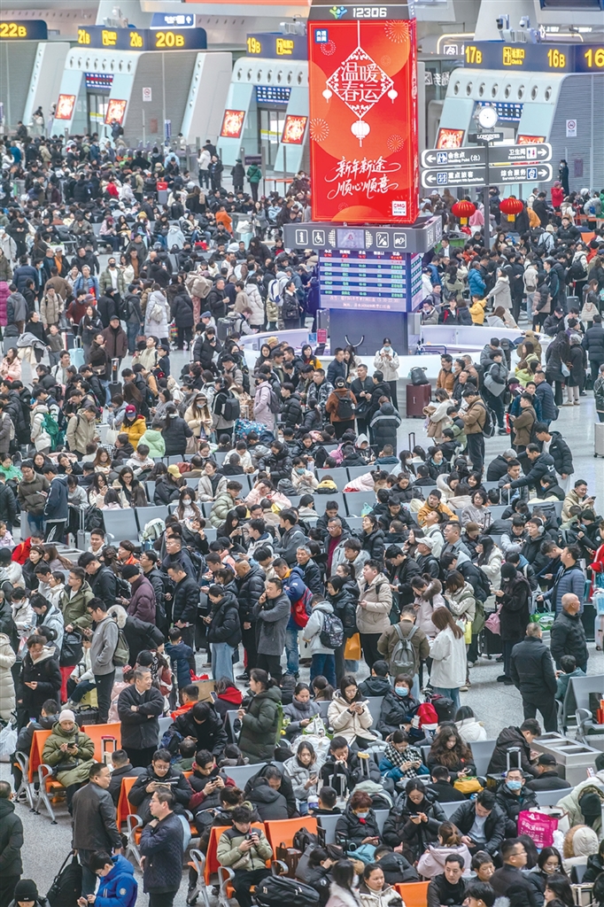 昨天下午,春运开启前的杭州东站,候车厅里人头攒动。