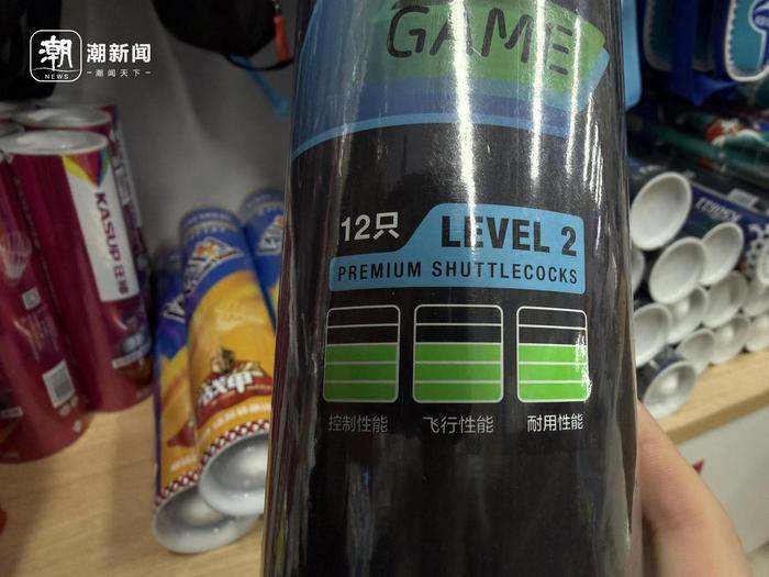线下一些羽毛球产品会特意标注消费者关注的性能指标 潮新闻记者 邹宸 摄