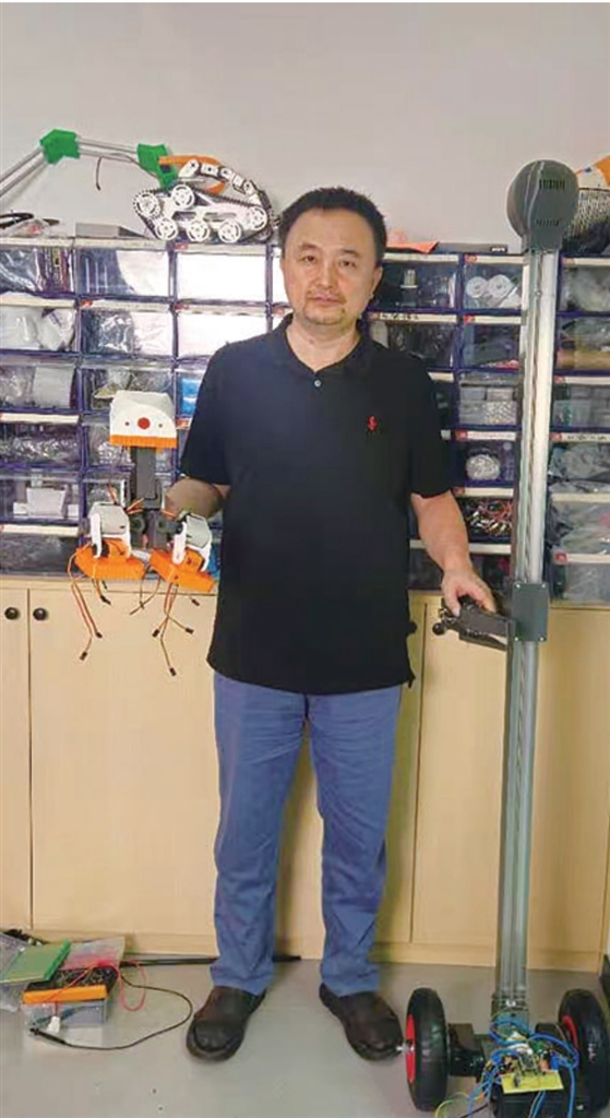 张冬和他手搓的助老机器人 记者 徐萌 摄