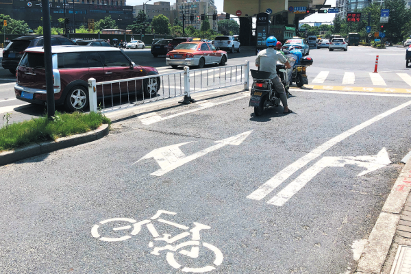 杭州市民骑非机动车出新规等红灯过马路也要按骑行方向分车道了